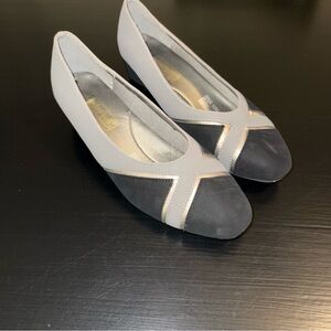 Comfort Well by Beacon low-heeled flats in gray and black with a metallic accent